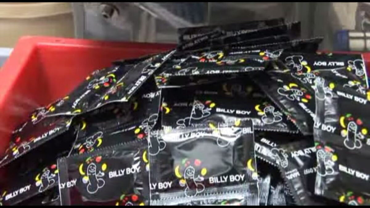 Video: Co se děje s kondomem před tím, než ho použijete?